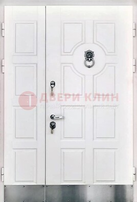 Белая входная дверь с виноритом ДВТ-246 в Великом Новгороде