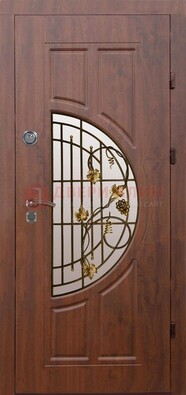 Стальная коричневая дверь с виноритом и ковкой ДВТ-82 в Великом Новгороде