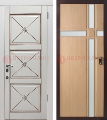 Белая уличная дверь с зеркальными вставками внутри ДЗ-94 в Великом Новгороде