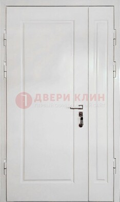 Полуторная металлическая дверь с МДФ в белом цвете ПЛ-24 в Великом Новгороде