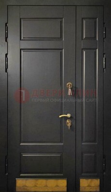 Черная полуторная железная дверь для частного дома ПЛ-2 в Великом Новгороде