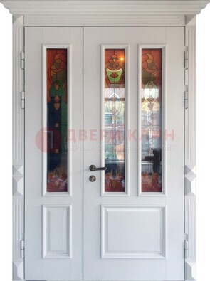 Белая полуторная металлическая дверь с витражом ВЖ-12 в Великом Новгороде