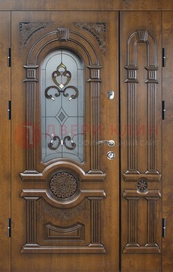 Коричневая двухстворчатая железная дверь с МДФ и витражом ВЖ-32 в Великом Новгороде