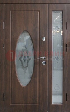 Коричневая двухстворчатая железная дверь с МДФ и витражом ВЖ-33 в Великом Новгороде