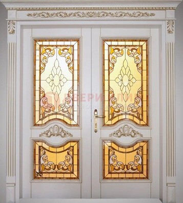 Белая металлическая дверь с витражом и отделкой массив ВЖ-4 в Великом Новгороде
